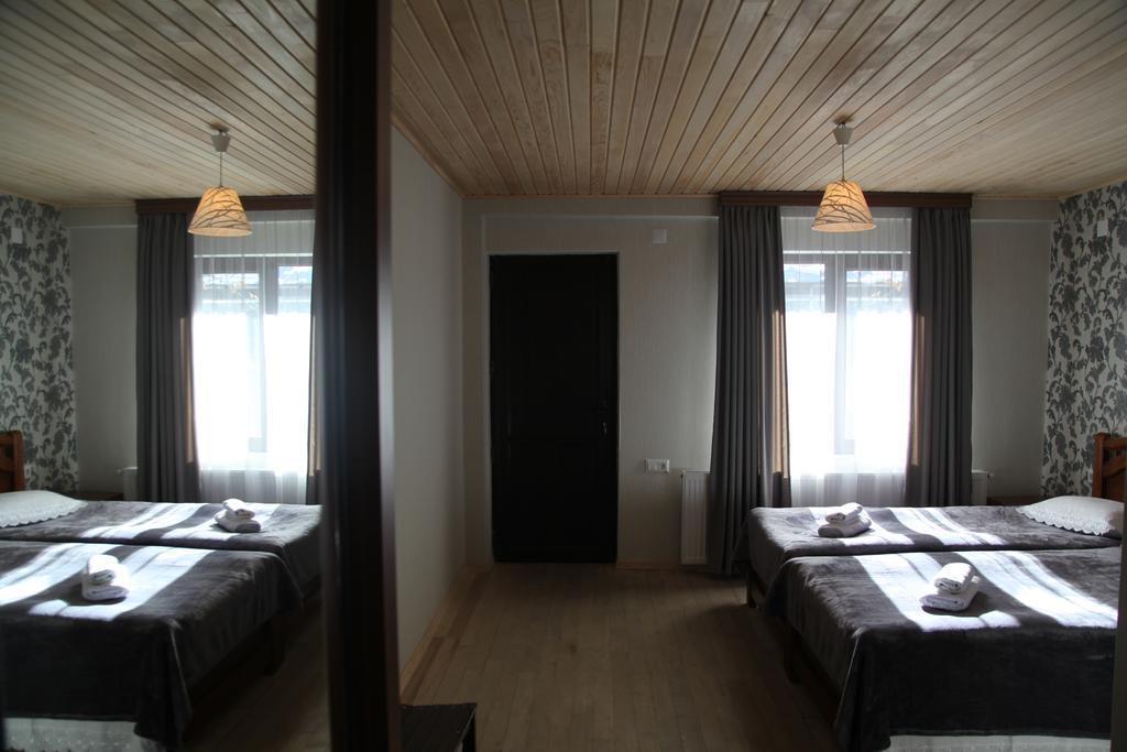 Guesthouse David Zhorzholiani Mestia Quarto foto