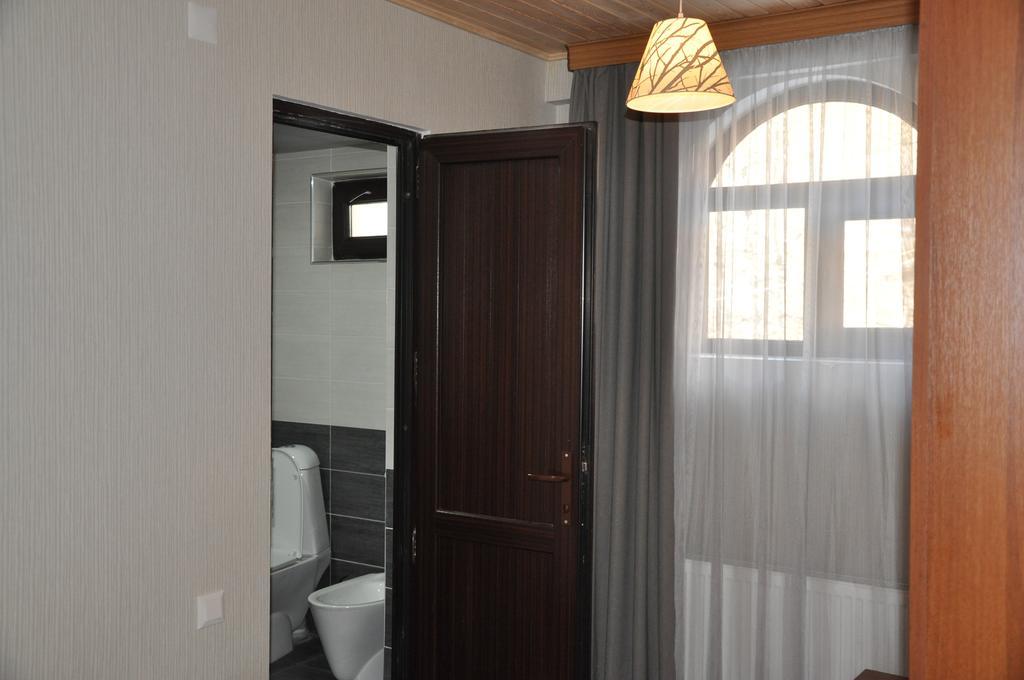 Guesthouse David Zhorzholiani Mestia Quarto foto